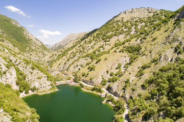 Fototapeta na wymiar Vista aerea del lago di scanno in Abruzzo. Acqua azzurra tra boschi verdi e rigogliosi