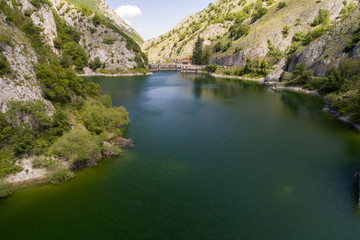 Obraz na płótnie Canvas Vista aerea del lago di scanno in Abruzzo. Acqua azzurra tra boschi verdi e rigogliosi
