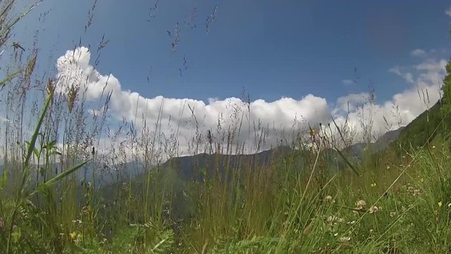 Nuvole in time lapse nel cielo di montagna