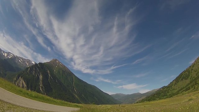 Nuvole in time lapse nel cielo di montagna