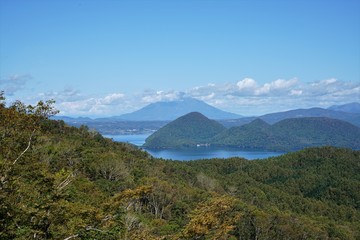 北海道の有珠山頂から見た洞爺湖とその先に見える羊蹄山