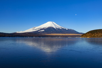 夜明けの富士山、山梨県山中湖にて