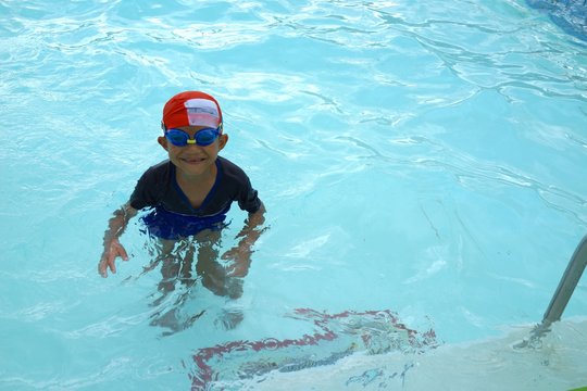 プール　水泳　泳ぐ　練習　水中眼鏡　少年　小学生　ゴーグル