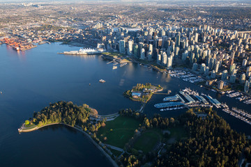 Fototapeta premium Piękny widok z lotu ptaka na centrum Vancouver, Kolumbia Brytyjska, Kanada, podczas jasnego wiosennego zachodu słońca.