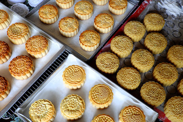 Doing moon cake, baking at home