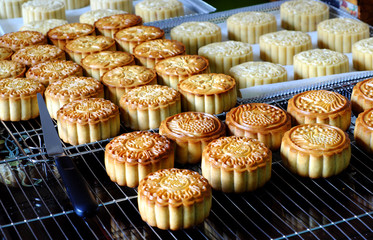 Doing moon cake, baking at home