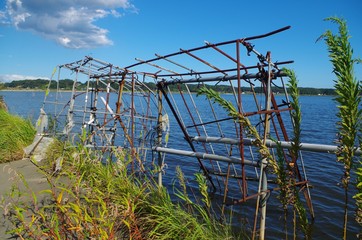湖と荒廃した柵