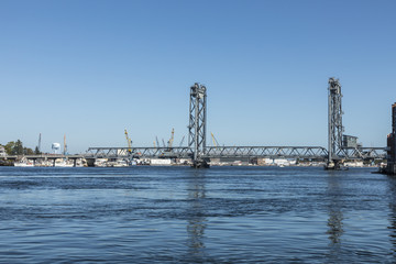 Obraz premium The Memorial Bridge over the Piscataqua River, in Portsmouth, which connects New Hampshire to Maine, USA