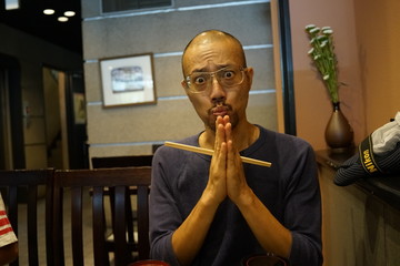 いただきます　いただきますのポーズ　ユニーク表情　空腹