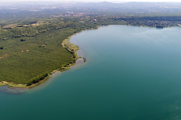 Vista aerea del lago di Vico a Viterbo