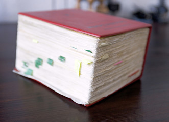 rechtliches Fachbuch mit Post-its 