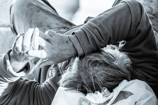 La povert&agrave; fa schifo come chi la indossa