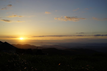 美しい夕陽　夕焼け　景色　地平線　空