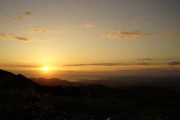 美しい夕陽　夕焼け　景色　地平線　空