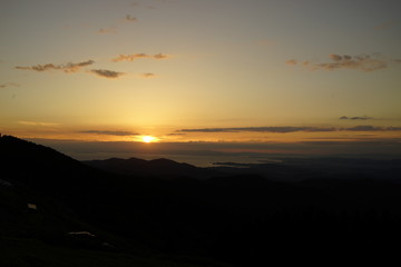 美しい夕陽　夕焼け　景色　地平線　空