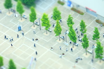 広場を行き交う人 © oyo