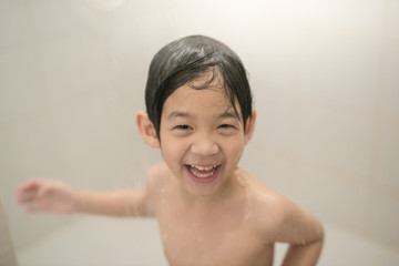 Naklejka premium Asian child taking a bath