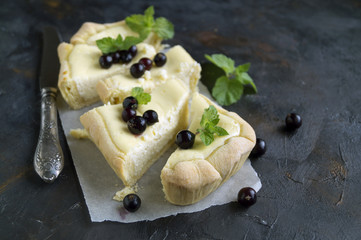Cheesecake cut into the parchment.