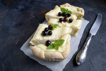 Cheesecake cut into the parchment.
