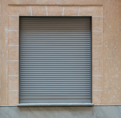 Rolladen vor einem Fenster