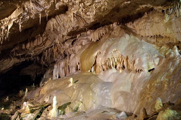 stalaktyty i stalagmity w jaskini