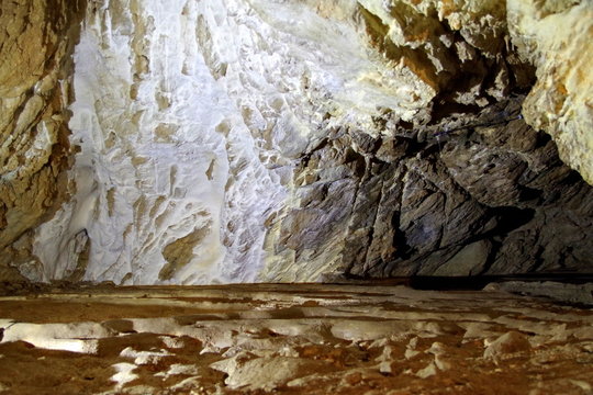 stalaktyty i stalagmity w jaskini