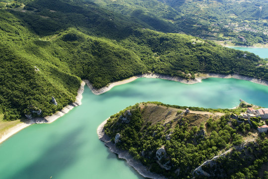 Foto aerea del lago del Turano a Rieti. Acqua e tanto verde