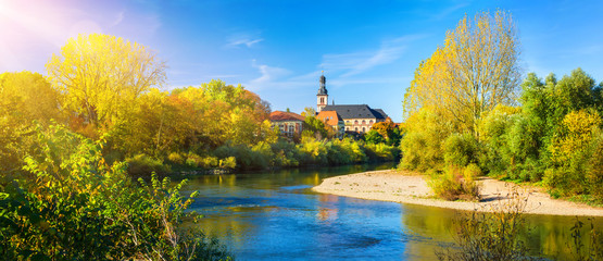 Blick über den Neckar nach Seckenheim (Mannheim) an einem schönem Tag im Herbst - obrazy, fototapety, plakaty