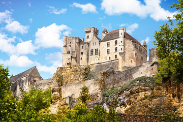 Fototapeta na wymiar Beynac et Cazenac. Le château vu du village. Dordogne. Nouvelle Aquitaine