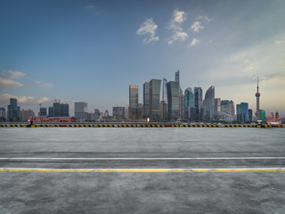 Obraz premium cityscape and skyline of shanghai from empty urban road.