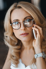 Naklejka premium woman using smartphone