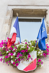 fenêtre fleurie aux armoiries de la République Française 
