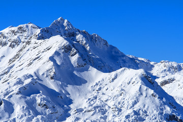 Fototapeta na wymiar Beautiful mountain peaks under snow