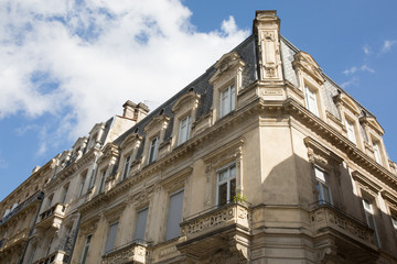 Fototapeta na wymiar Facade of a traditional apartment building in Paris, France