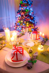 Beautiful Christmas table setting with green and white decoration