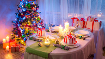 Family Christmas table setting with green and white decoration