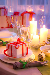 Enjoy you Christmas table setting with green and white decoration