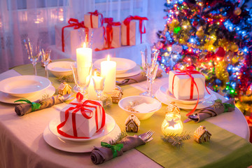 Breathtaking Christmas table setting with green and white decoration