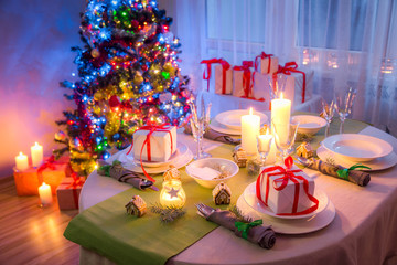 Gorgeous Christmas table setting with green and white decoration