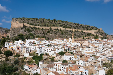 Fototapeta na wymiar Chulilla, village espagnol dans la montagne