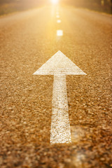 Pfeil auf Asphalt
