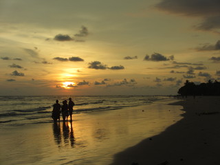 Fototapeta na wymiar 夕暮れの海、スリランカ