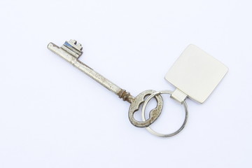 vieille clé et porte clé en fer ,isolé sur fond blanc