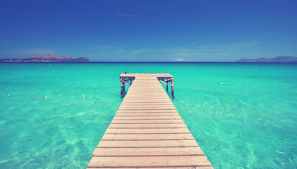 einsamer Steg am Meer