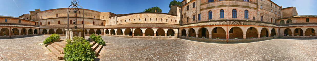 Obraz premium Abbazia di Fiastra, il chiostro a 360 gradi