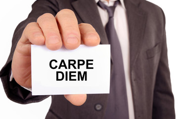 Obraz premium Homme tenant une carte sur laquelle est écrit carpe diem 