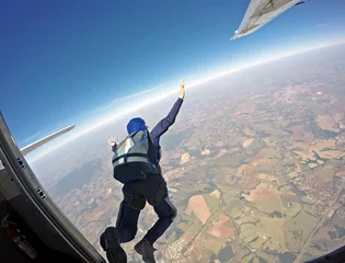 Afwasbaar Fotobehang Luchtsport Parachutisten springen uit het vliegtuig.