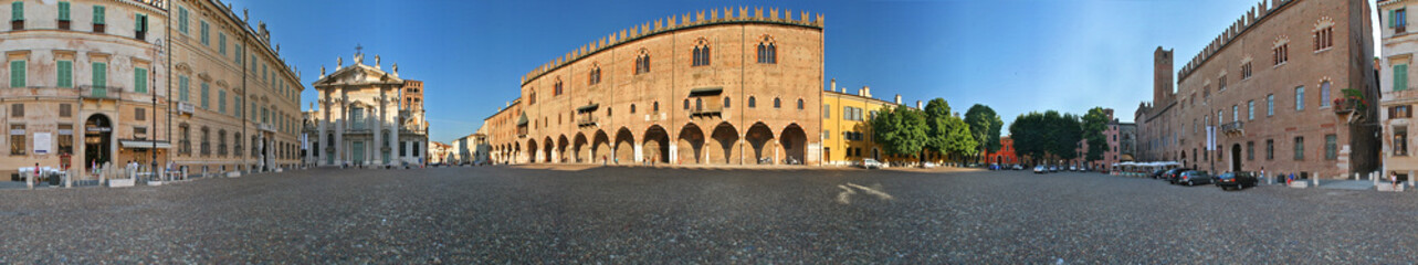 Fototapeta na wymiar Mantova, piazza Sordello a 360 gradi