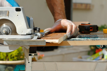 homme bricole avec une scie circulaire