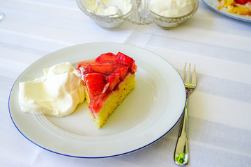 Erdbeerkuchen mit Sahne